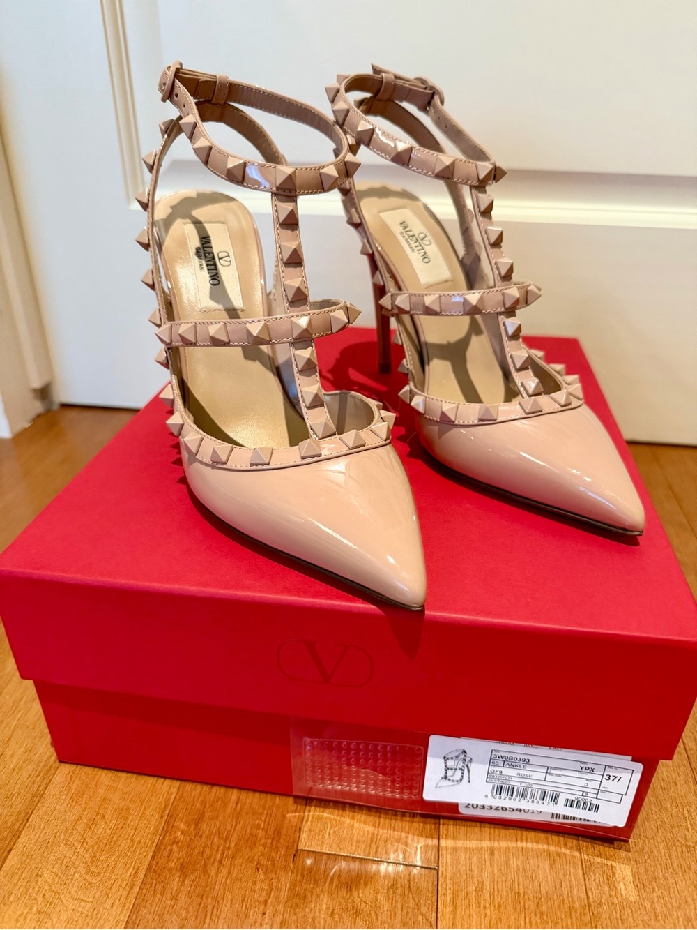 ❗️BNWB❗️Valentino Beige Patent Leather Rockstud Ankle T-Strap Pumps